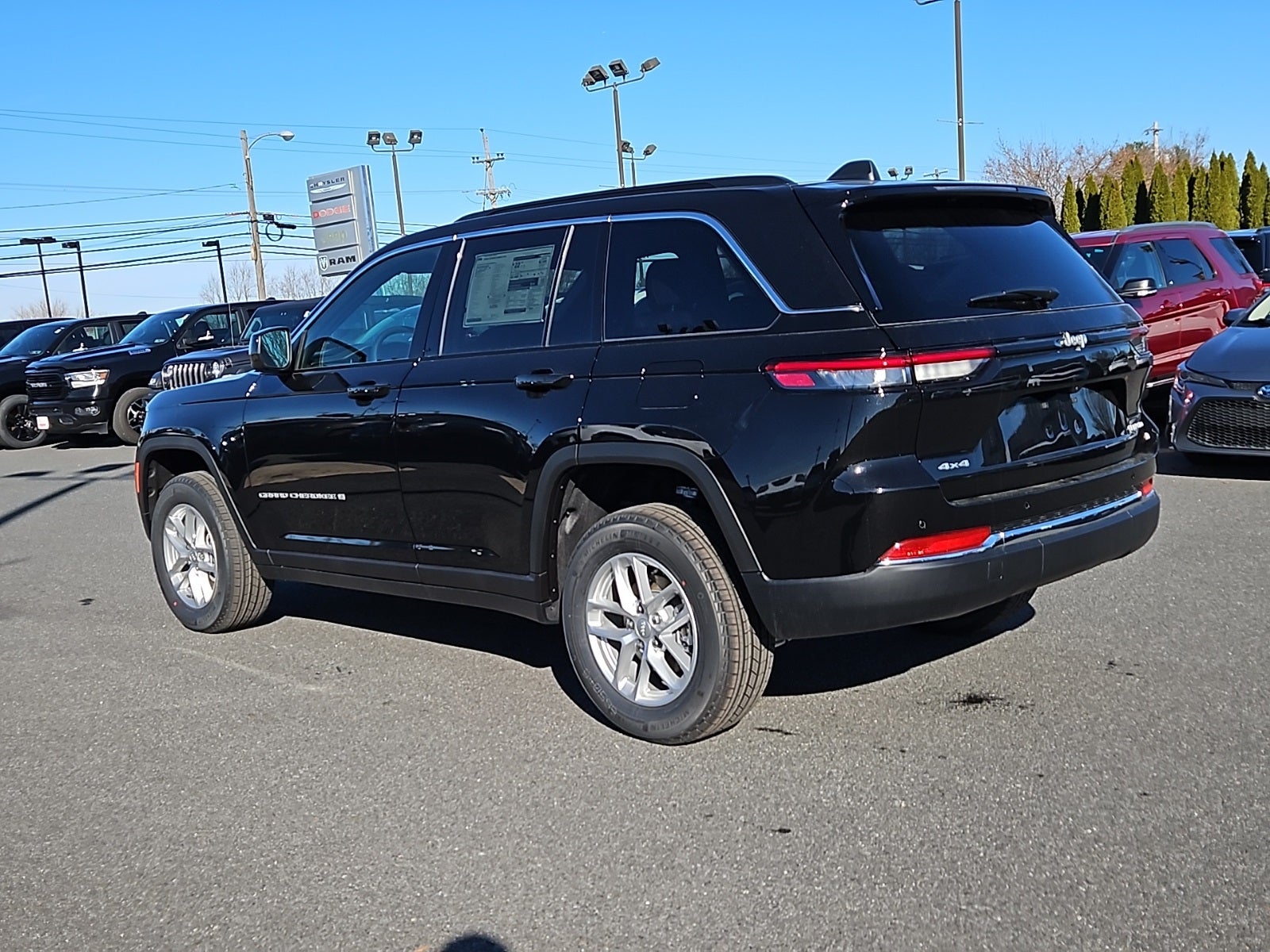 2025 Jeep Grand Cherokee GRAND CHEROKEE LAREDO X 4X4