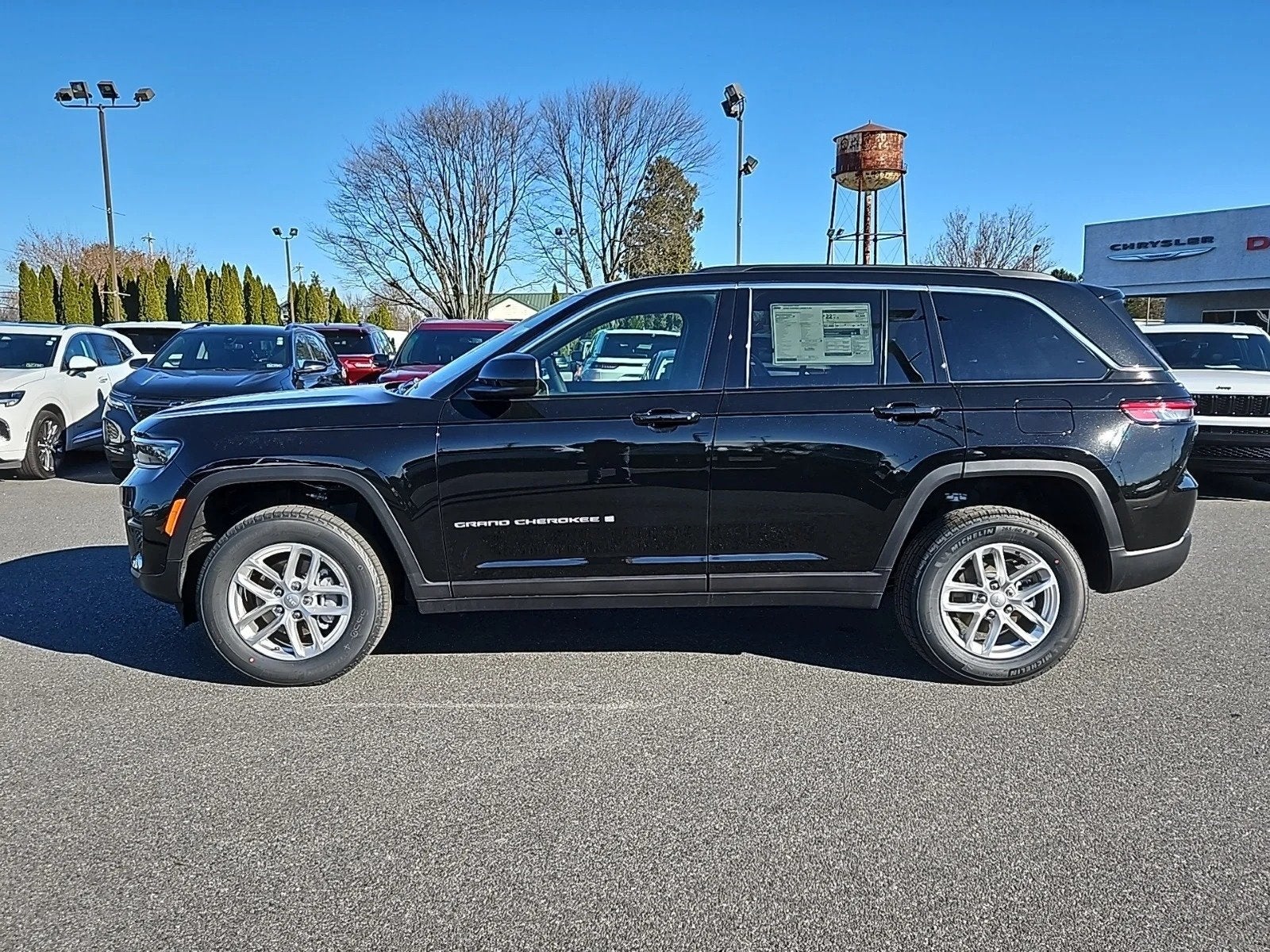 2025 Jeep Grand Cherokee GRAND CHEROKEE LAREDO X 4X4
