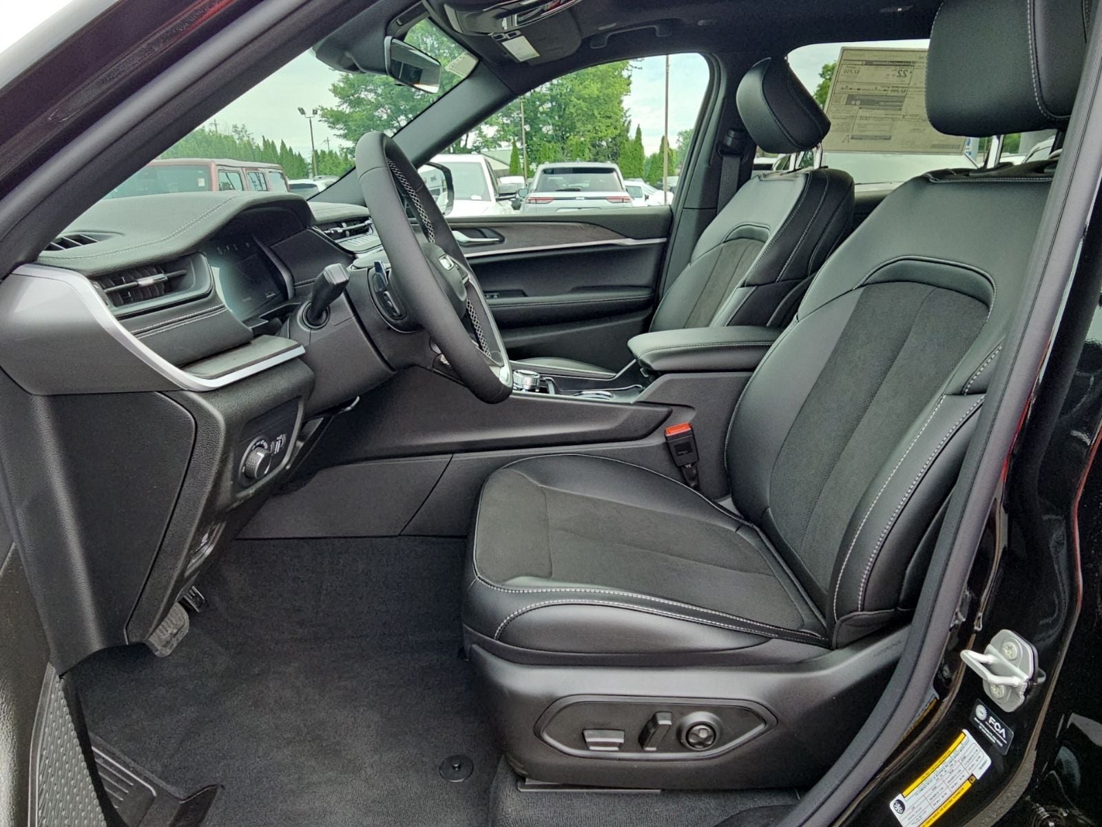 2026 Jeep Grand Cherokee GRAND CHEROKEE L LAREDO ALTITUDE 4X4