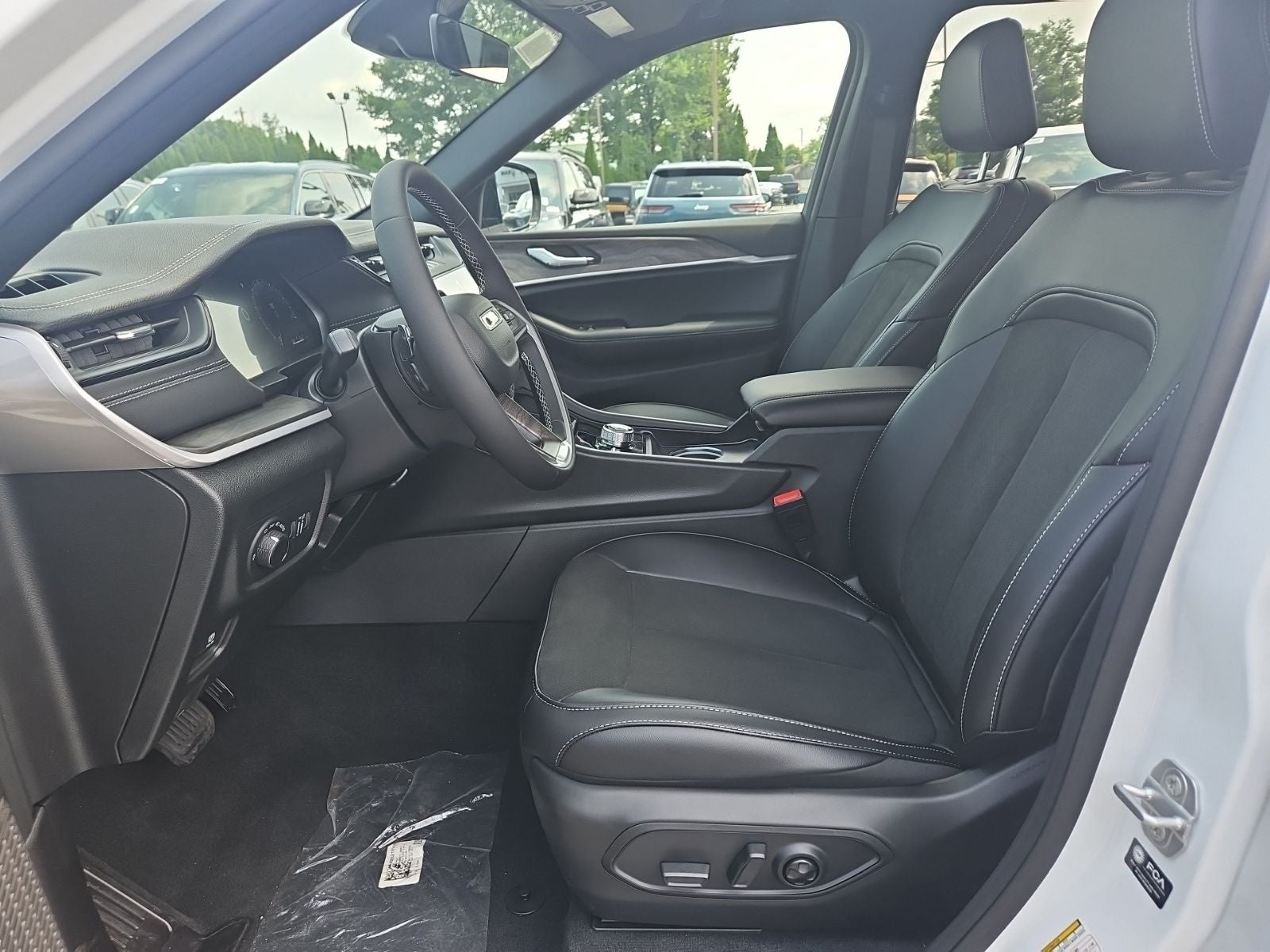 2026 Jeep Grand Cherokee GRAND CHEROKEE L LAREDO ALTITUDE 4X4