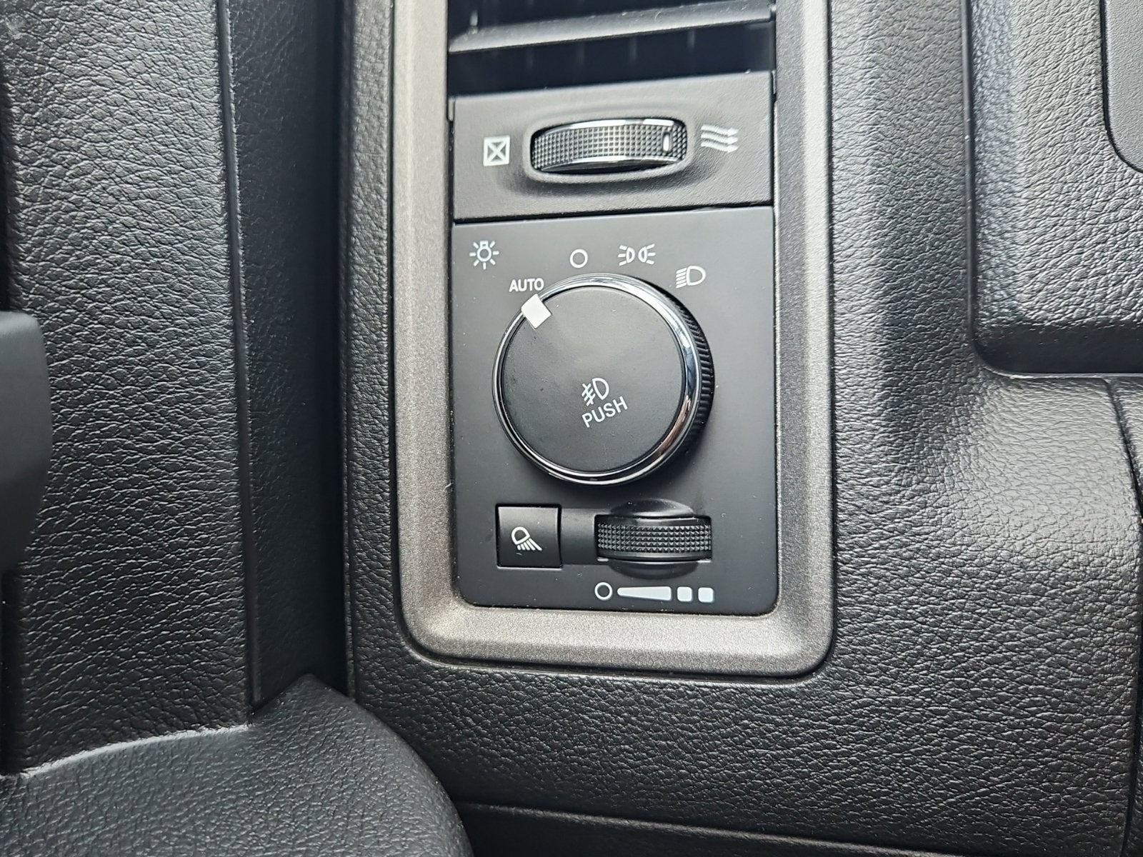 2024 RAM 1500 Classic Tradesman Crew Cab 4x4 5'7' Box