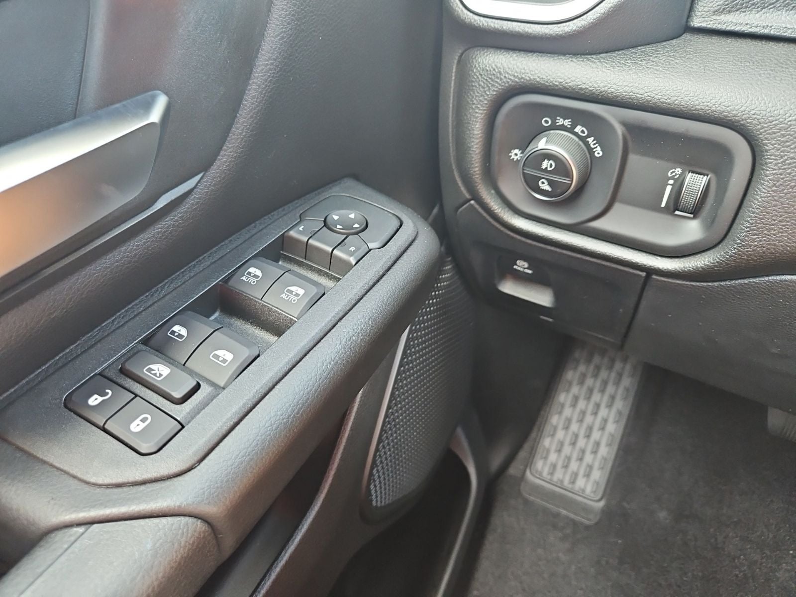 2026 RAM 1500 RAM 1500 EXPRESS CREW CAB 4X4 5'7' BOX