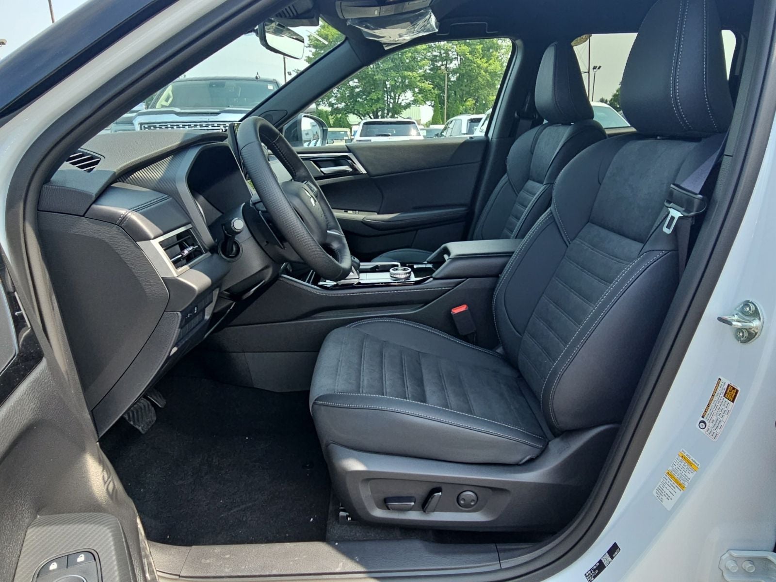2026 Mitsubishi Outlander LE