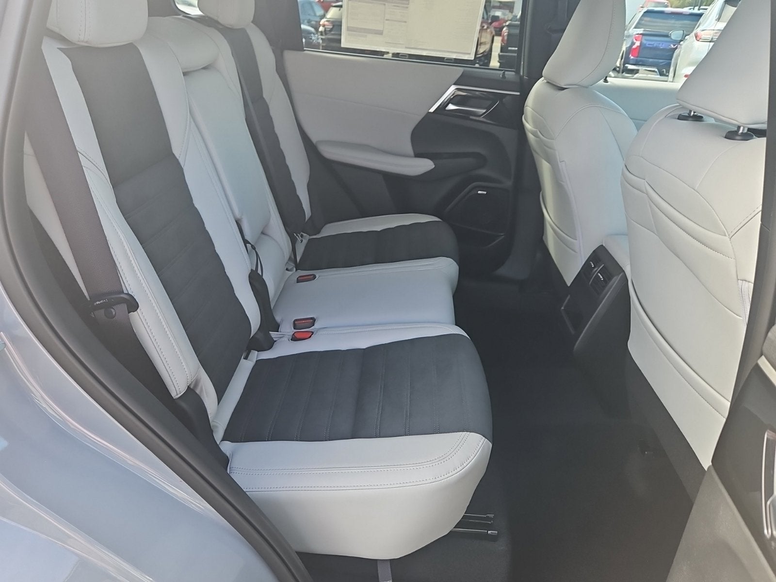 2026 Mitsubishi Outlander SE