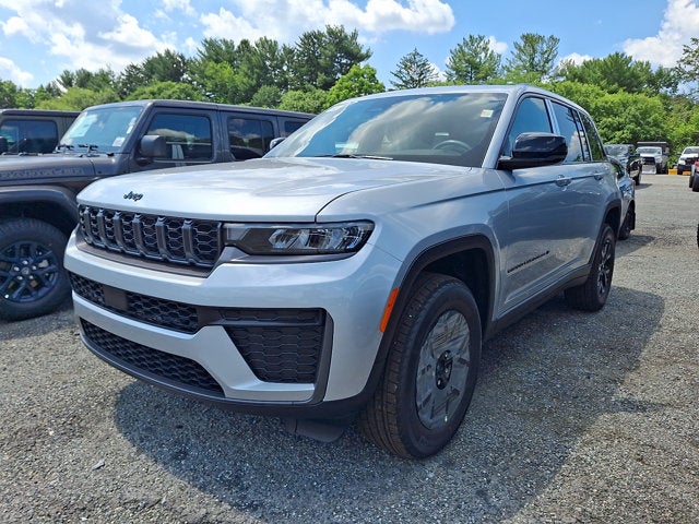 2026 Jeep Grand Cherokee Laredo Altitude