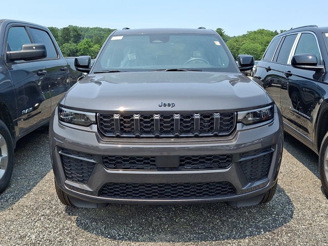 2026 Jeep Grand Cherokee Laredo Altitude