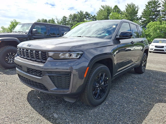 2026 Jeep Grand Cherokee Laredo Altitude