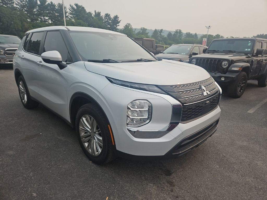 2022 Mitsubishi Outlander ES